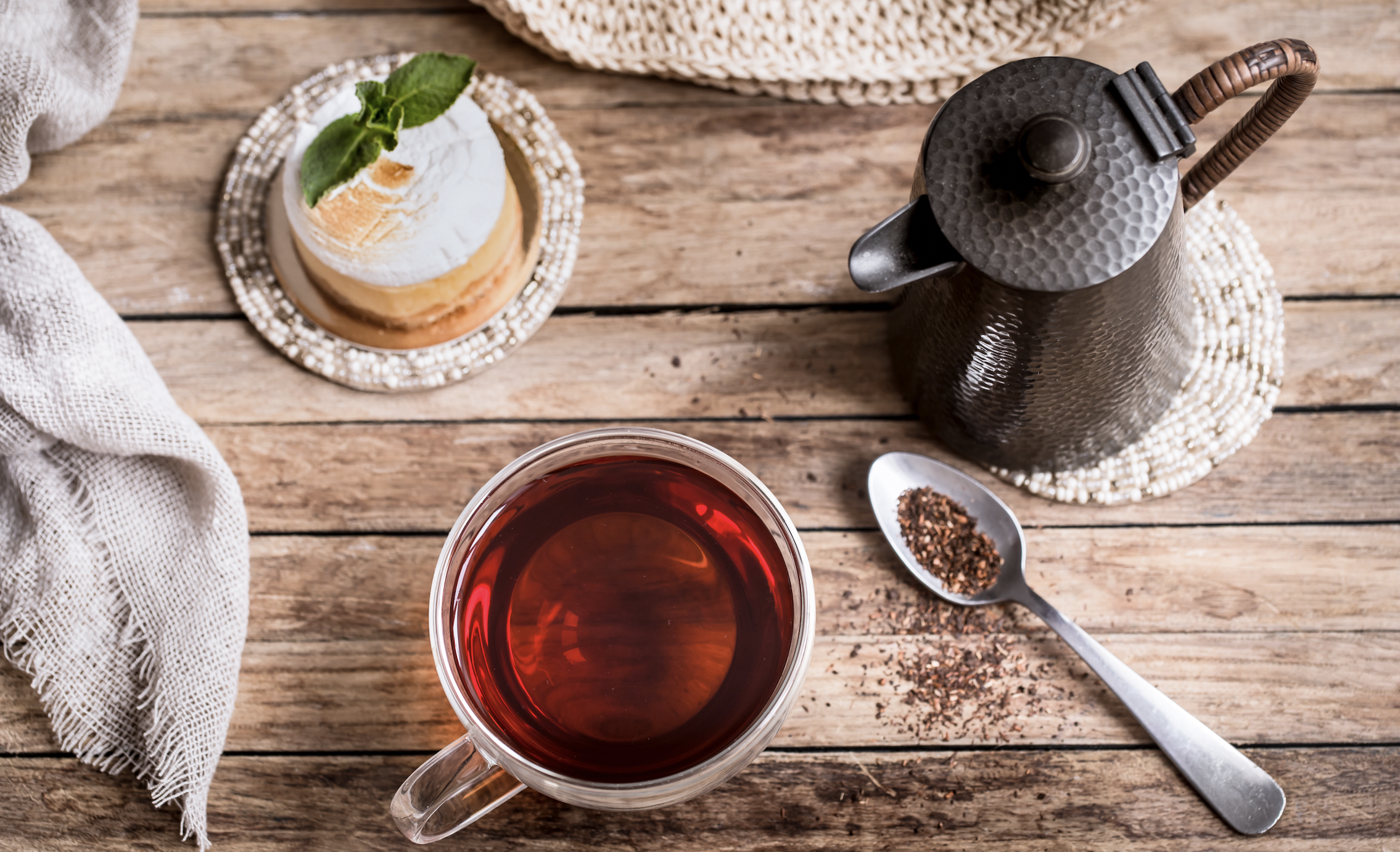 Herbata Rooibos w filiżance stoi na stole